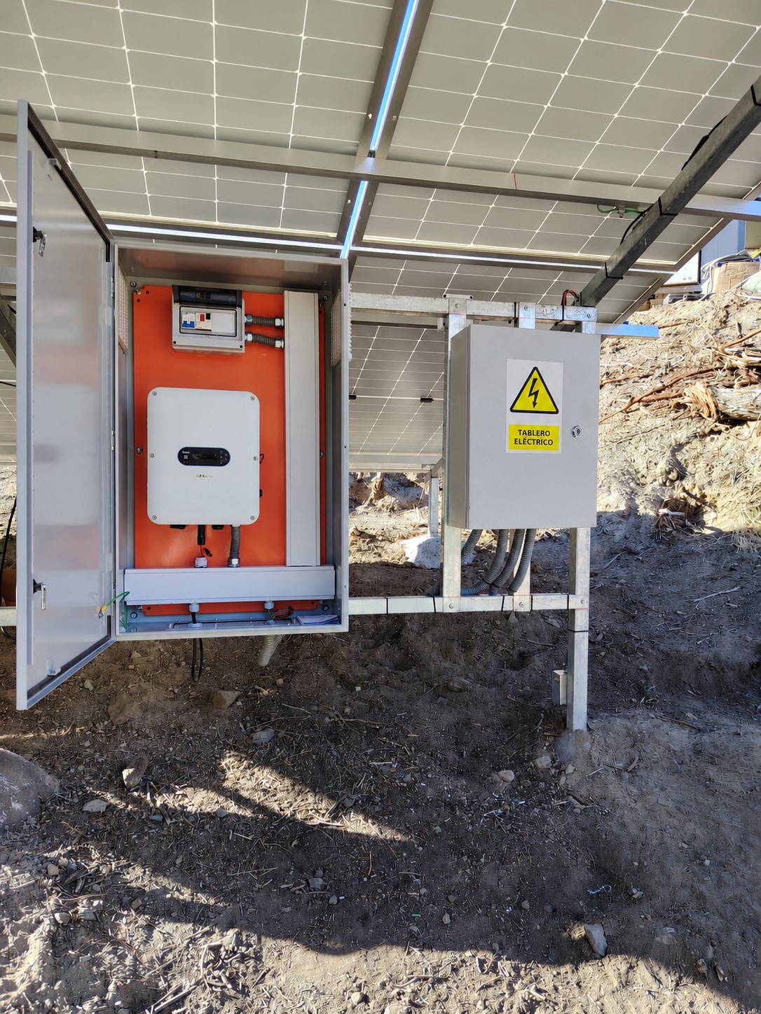 Tablero eléctrico y variador de frecuencia solar del sistema de bombeo en Río Hurtado